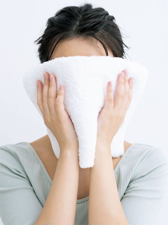 第一步：三分钟暖毛巾唤醒术 (毛巾热敷脸)