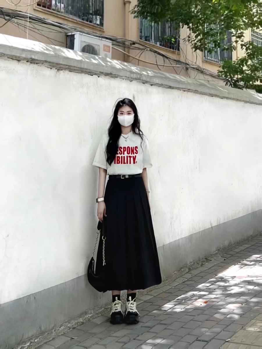 公式二:基础T恤 + 高腰A字裙