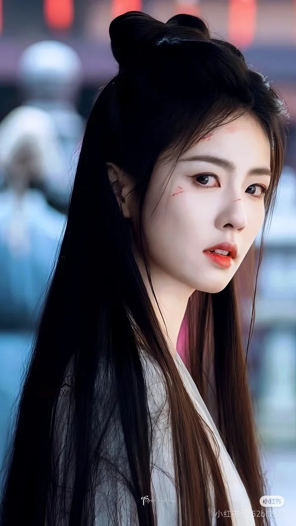 白鹿饰演花如月/李青月