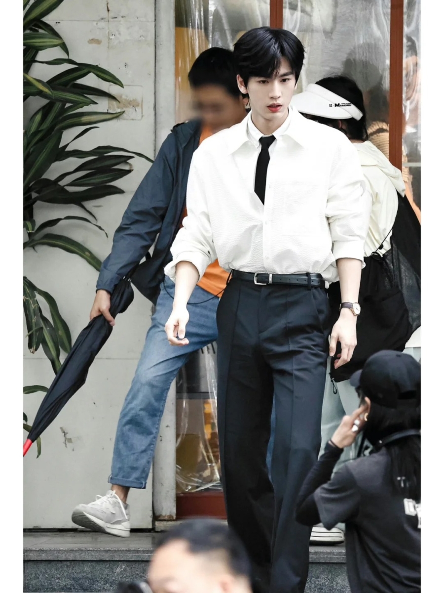 男生白衬衫穿搭:6、禁欲熟男风