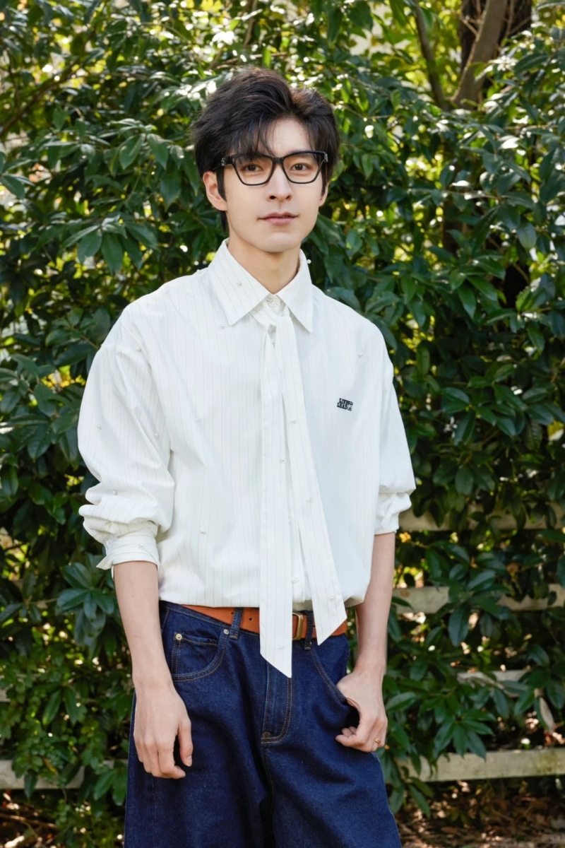 男生白衬衫穿搭:8、文艺青年风