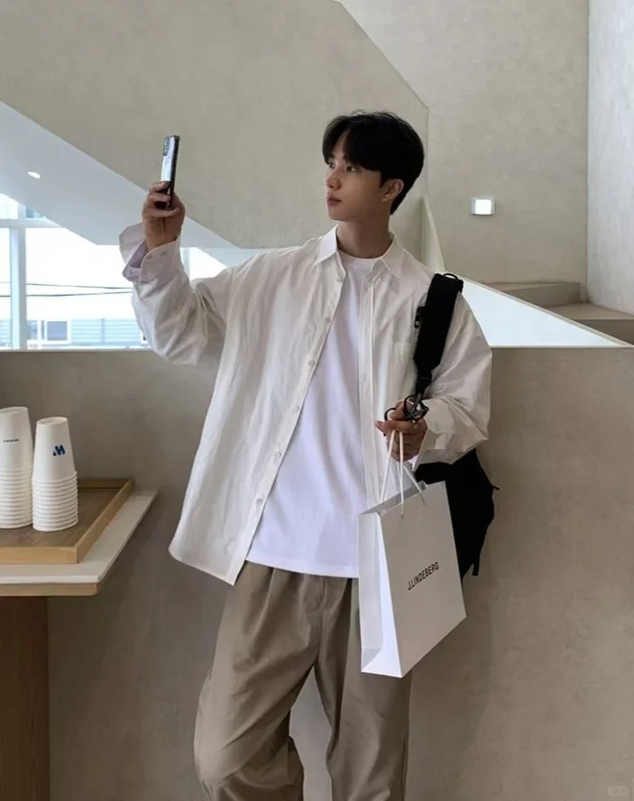 男生白衬衫穿搭:4、韩系欧巴