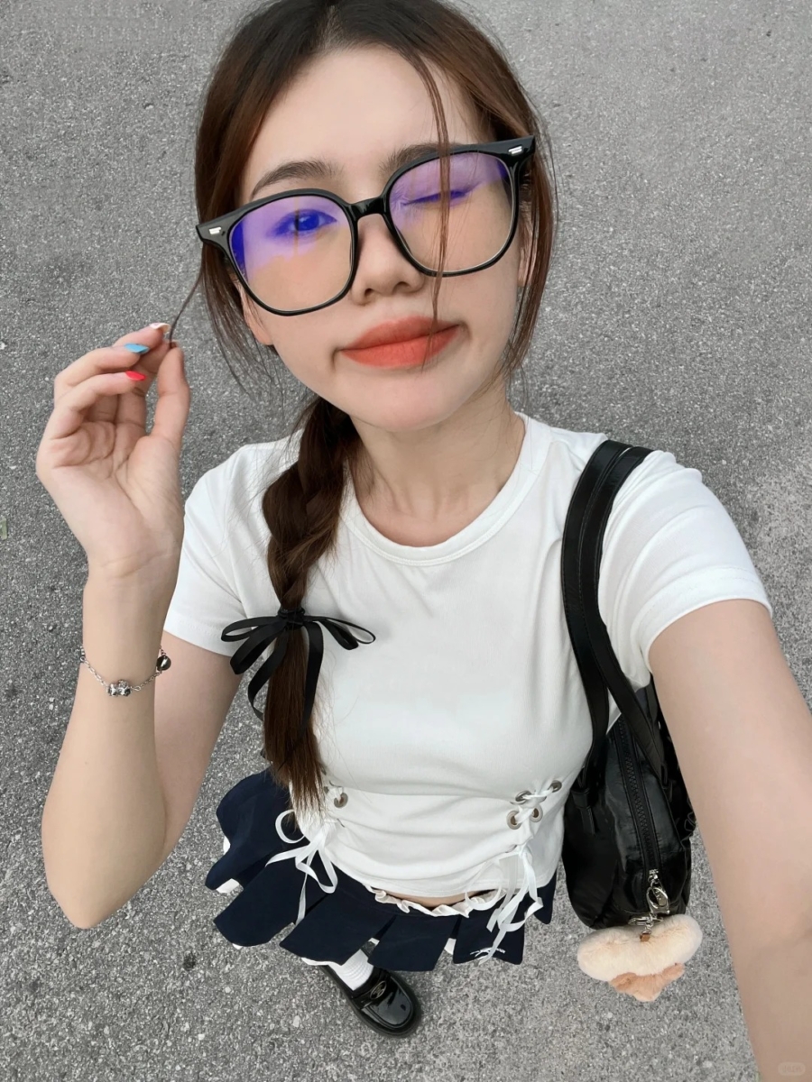 OOTD 拍照姿势：4、露脸俯拍