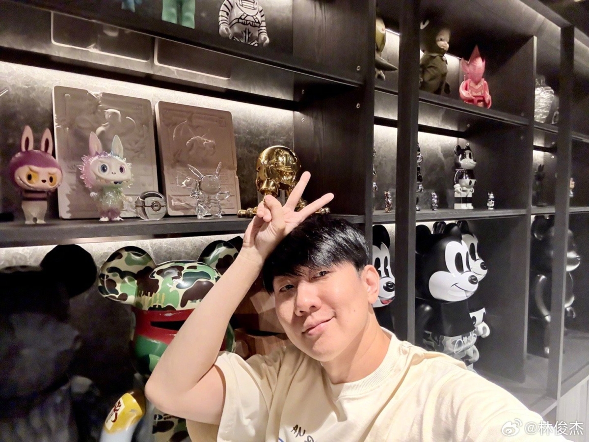 他在社交平台上多次分享自己与Labubu的互动