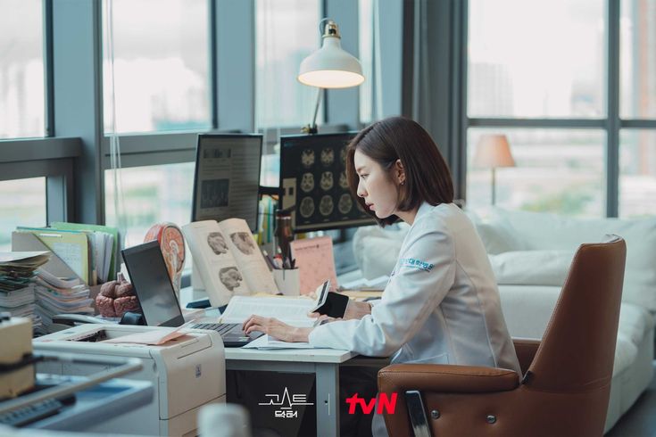 6. 左青龙右白虎：工位左高右低，权势稳稳拿捏！