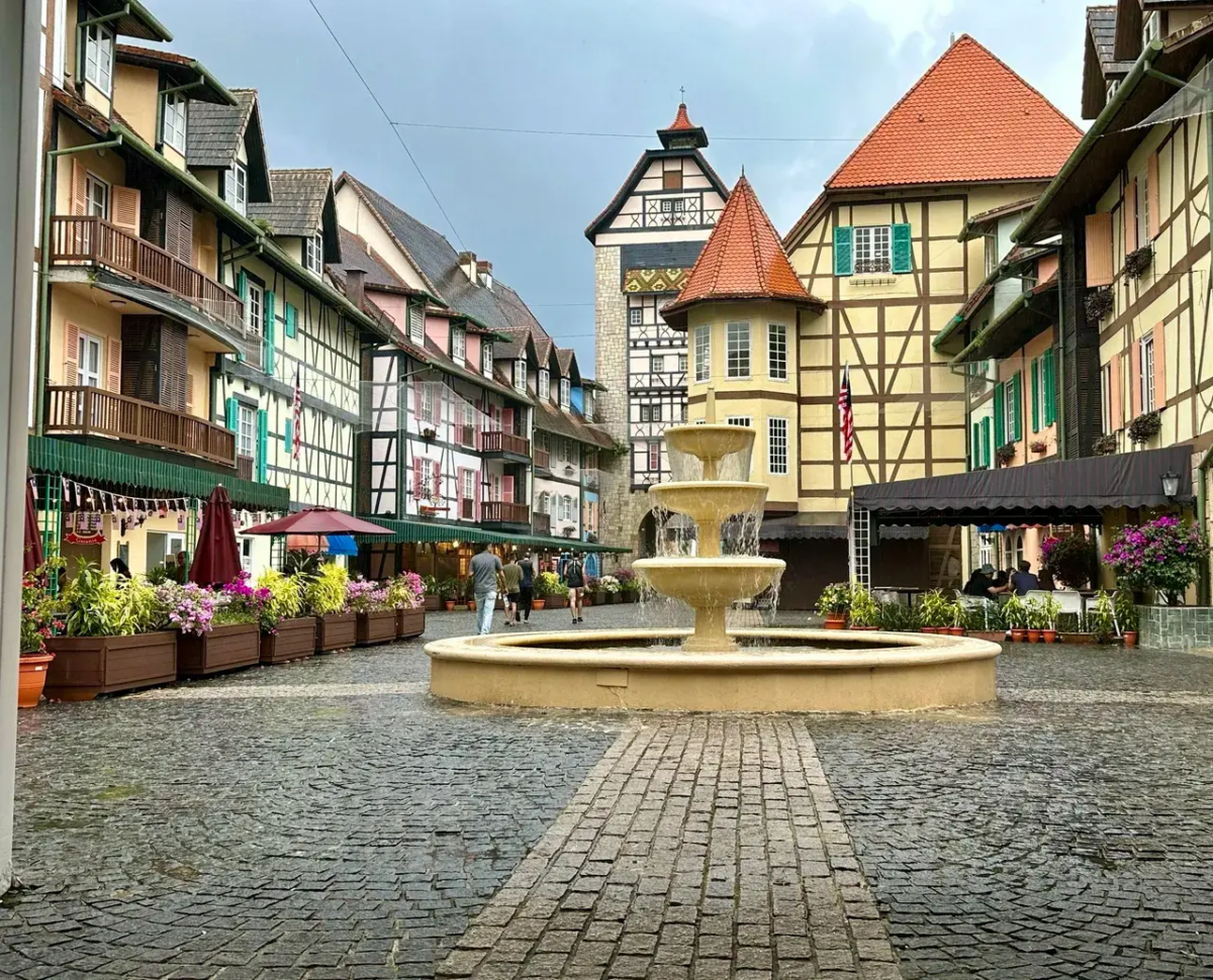 法国村（Colmar Tropicale）中央广场与喷泉