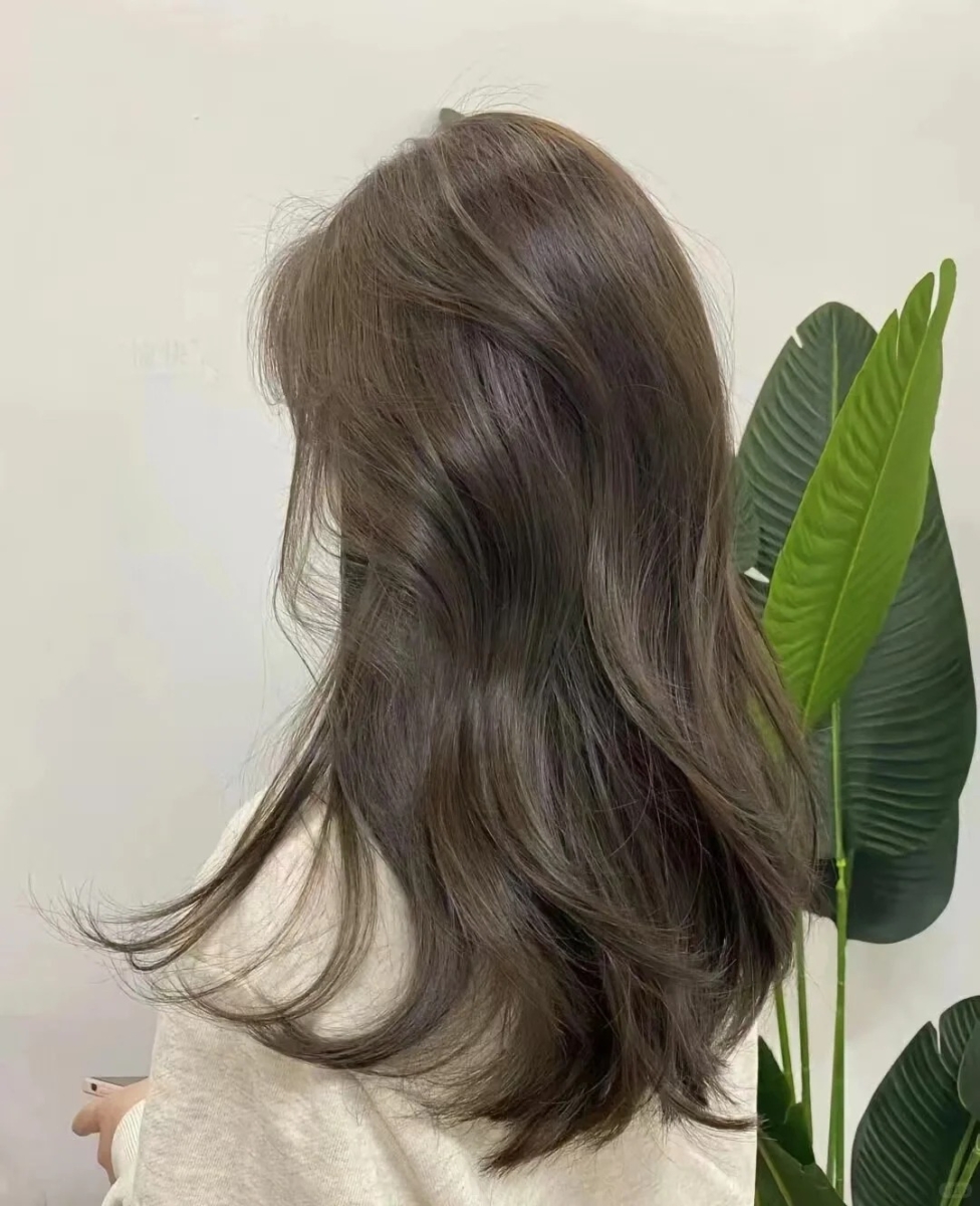 2025 夏季发色推荐:6. 薄荷米棕