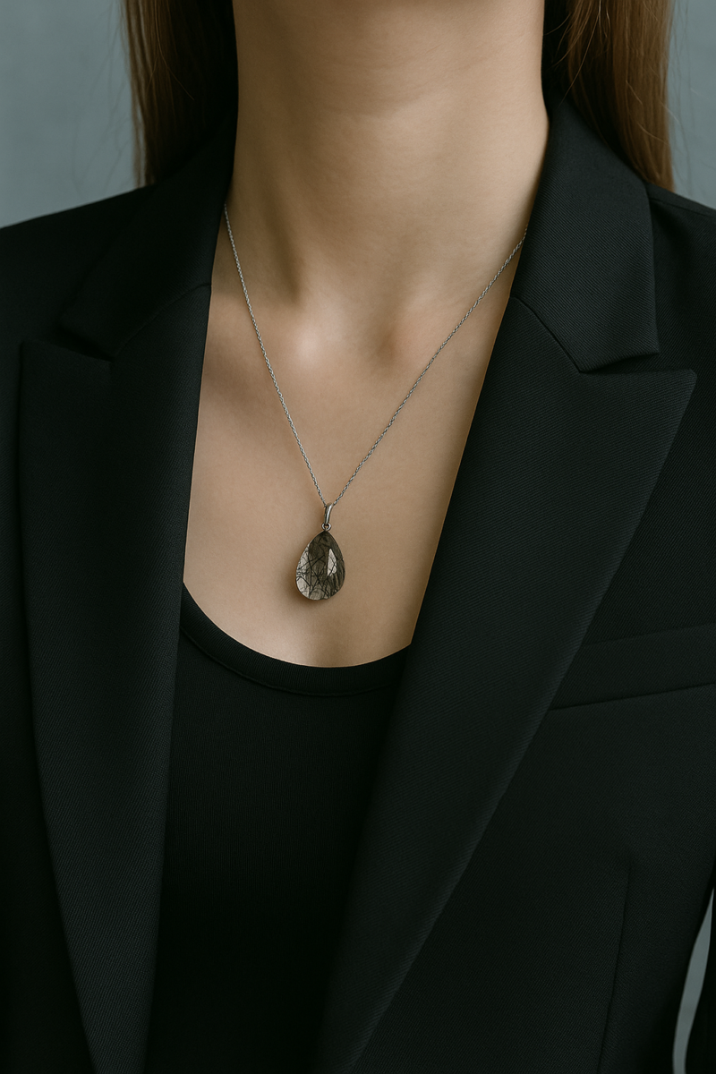 水晶会记忆能量频率,频繁被他人触碰可能干扰原本和自己共振的气场,建议尽量让黑发晶保持「专属使用」。