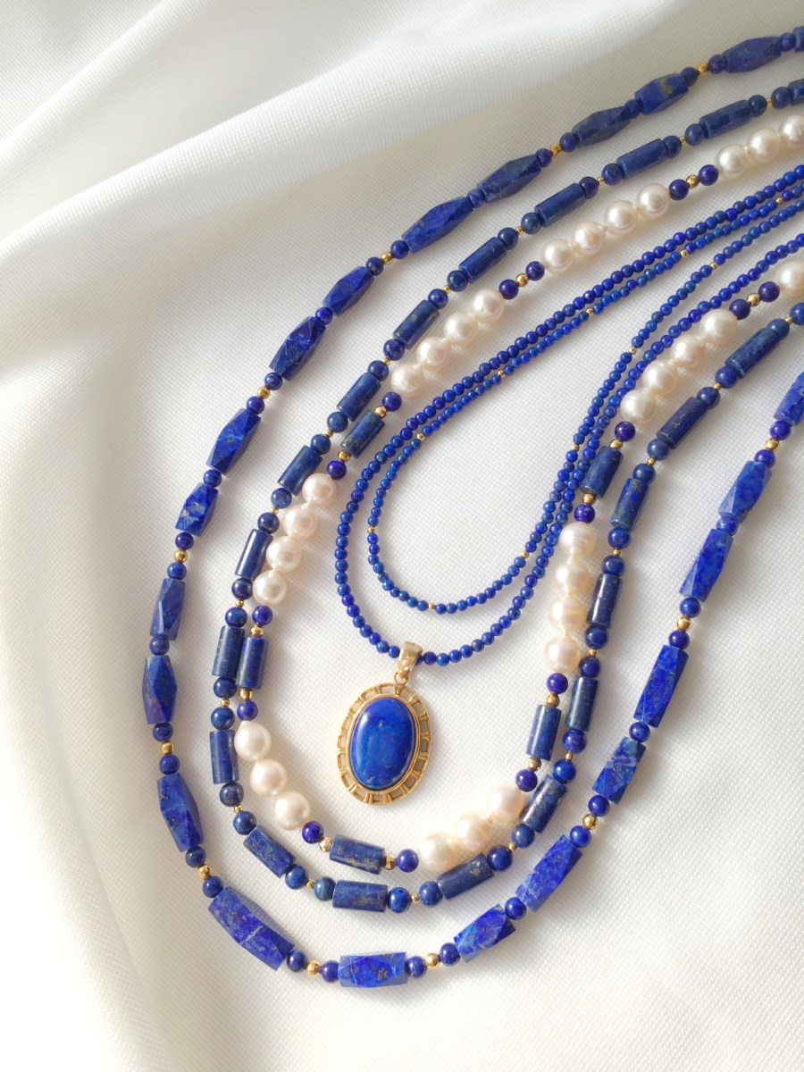 青金石是由多种矿物组成的天然岩石，它的主要成分是天蓝石，其中包含方解石和黄铁矿，从而造就了青金石独特的外观。