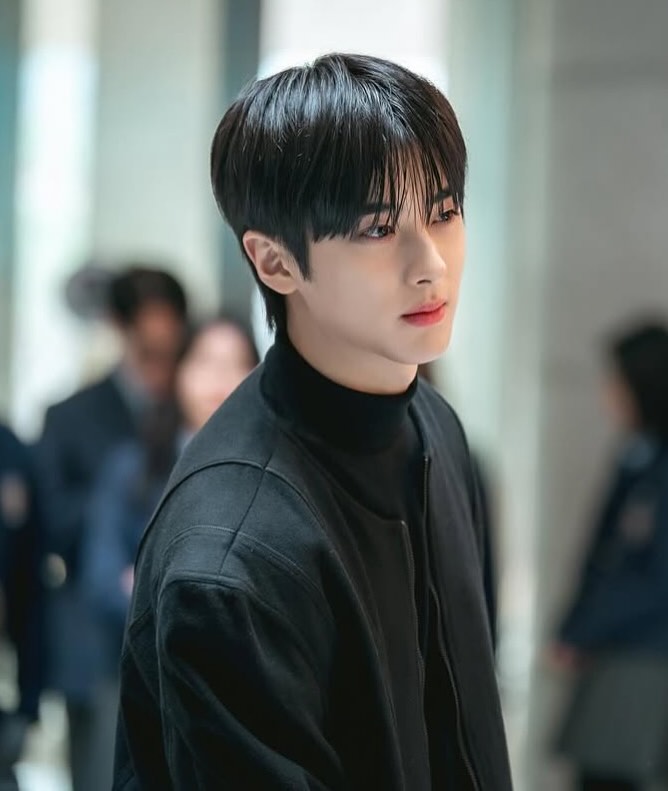 饰演神秘转学生引爆关注