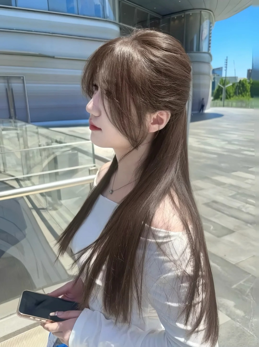 2025 夏季发色推荐:1. 榛果灰棕