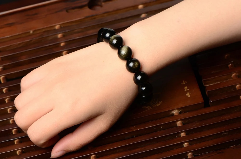 佩戴金曜石可以招财进宝、驱散负能量，为人带来好运和保护。