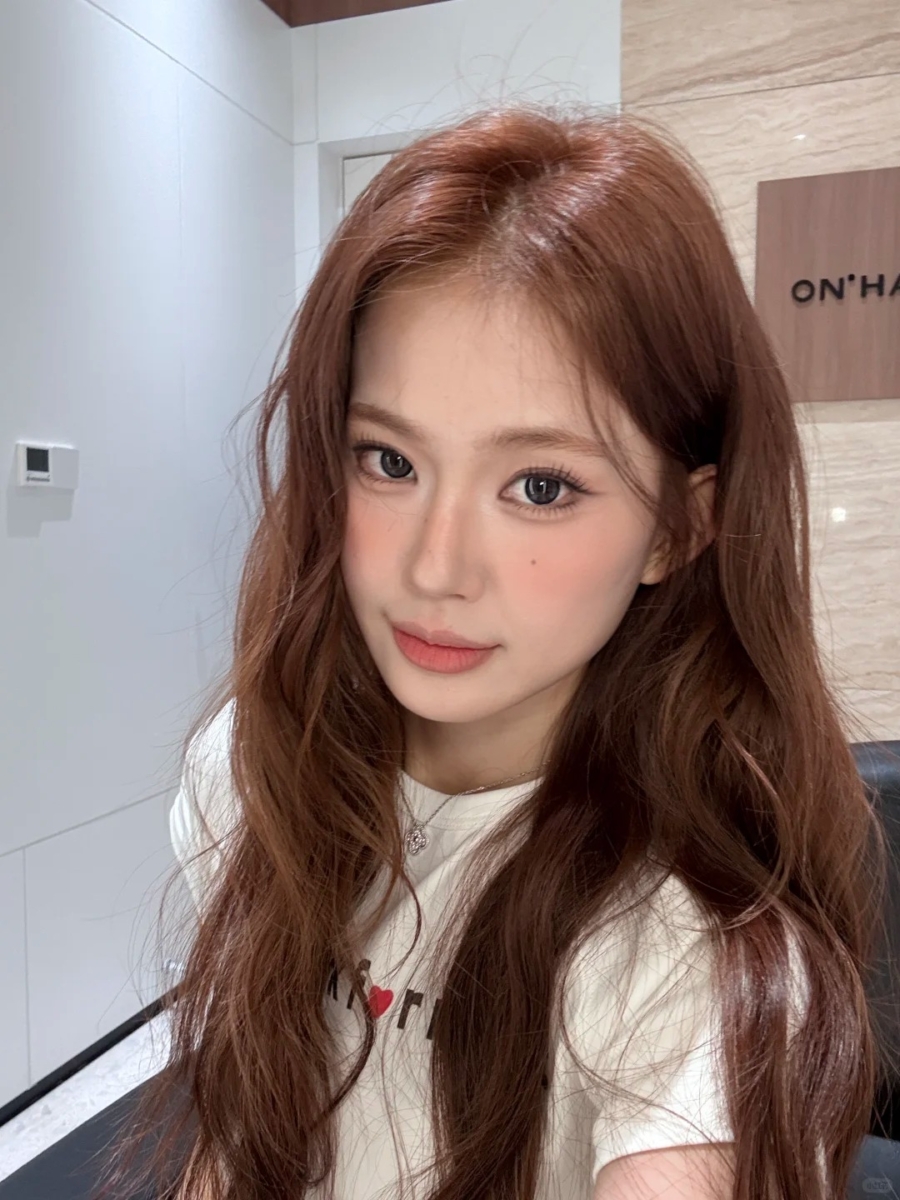 2025 夏季发色推荐:7. 焦糖粉棕