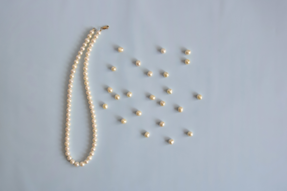 珍珠的光泽越亮、越有层次，代表品质越好。