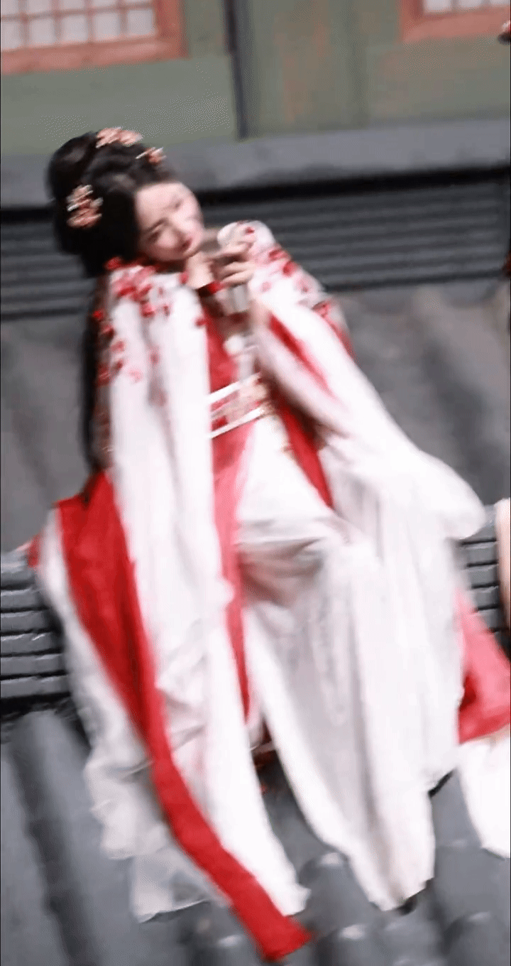 8. 被20公分蜈蚣爬身上，还淡定营业？