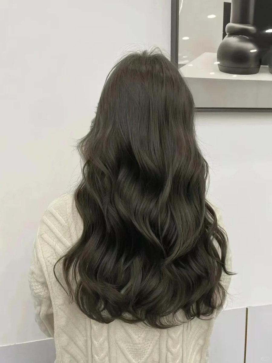 2025 夏季发色推荐:6. 薄荷米棕