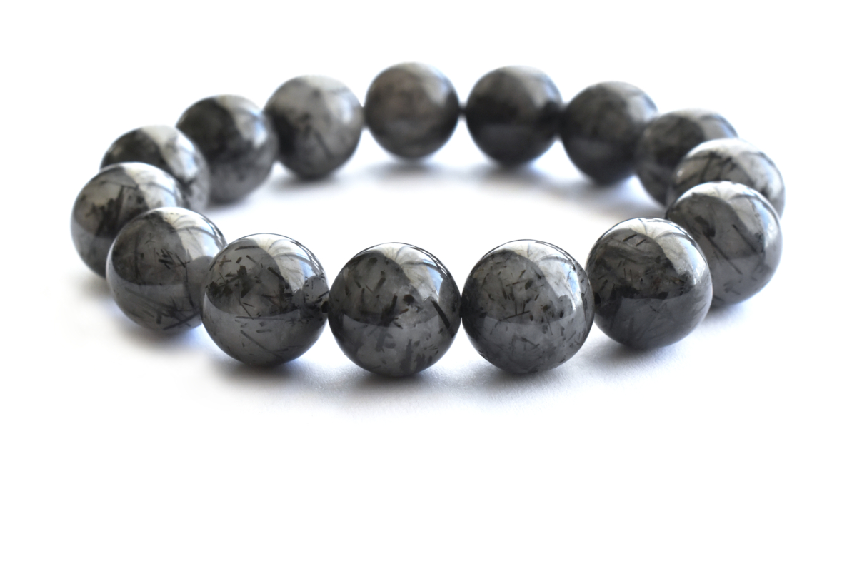 黑发晶戴左手可吸收正能量,招财纳福、提升事业运、增强自信和领导力、稳定情绪、强化气场;戴右手则释放负能量,能防小人、避邪挡煞净化身心、释放浊气、抵挡负面环境的干扰。