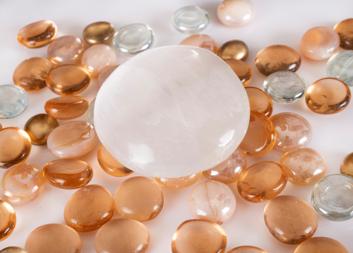 透石膏不只是疗愈水晶，也被称为「天然净化石」，能清理负能量、稳定磁场，还能为其他水晶充电！