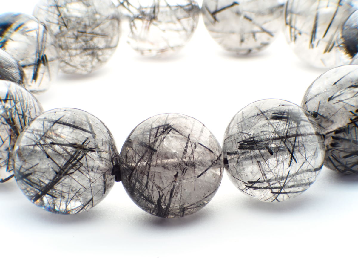 黑发晶被称为「领袖之石」,拥有强大而稳定的能量,能招财、防小人、稳定情绪,特别适合职场女生和渴望内心平衡的人。