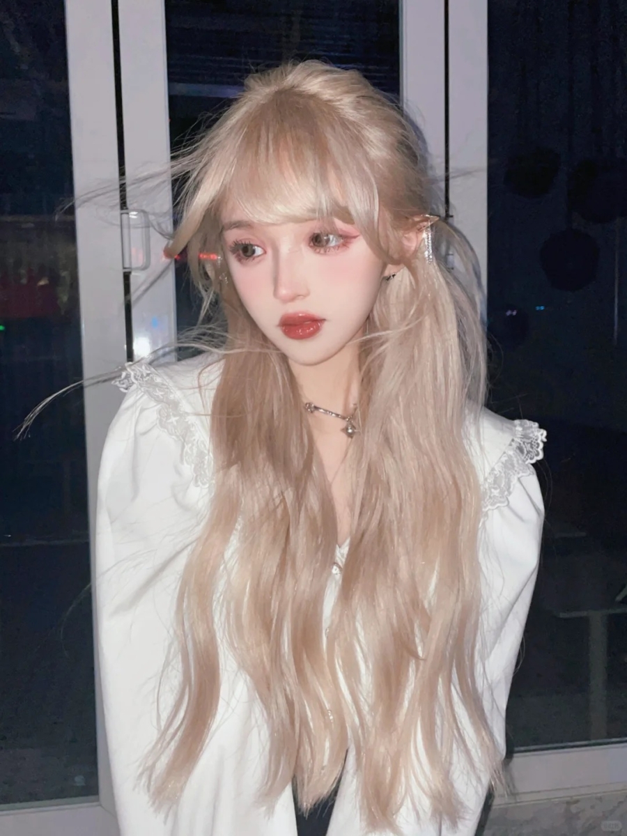 2025 夏季发色推荐:10. 奶茶白金