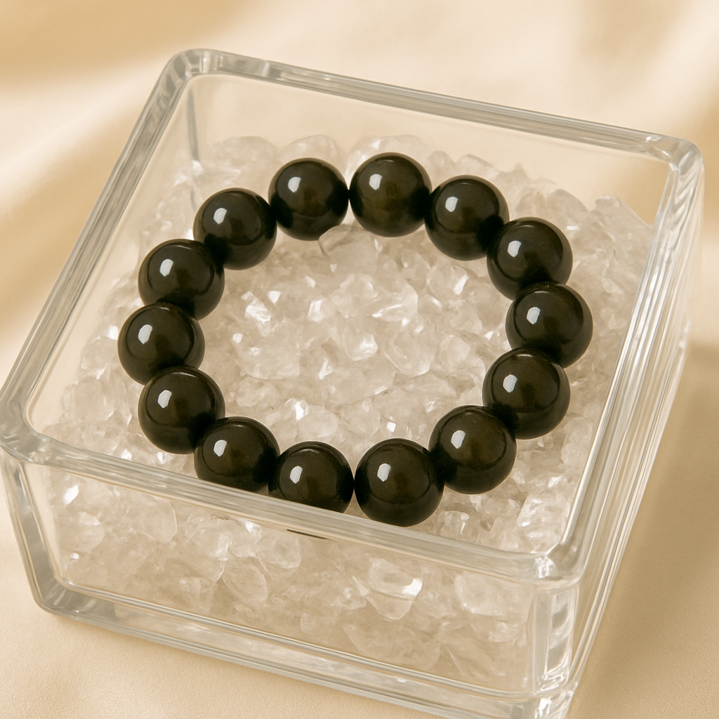 想要让金曜石长期保持能量充沛与光泽亮丽，日常的清洁保养必不可少。