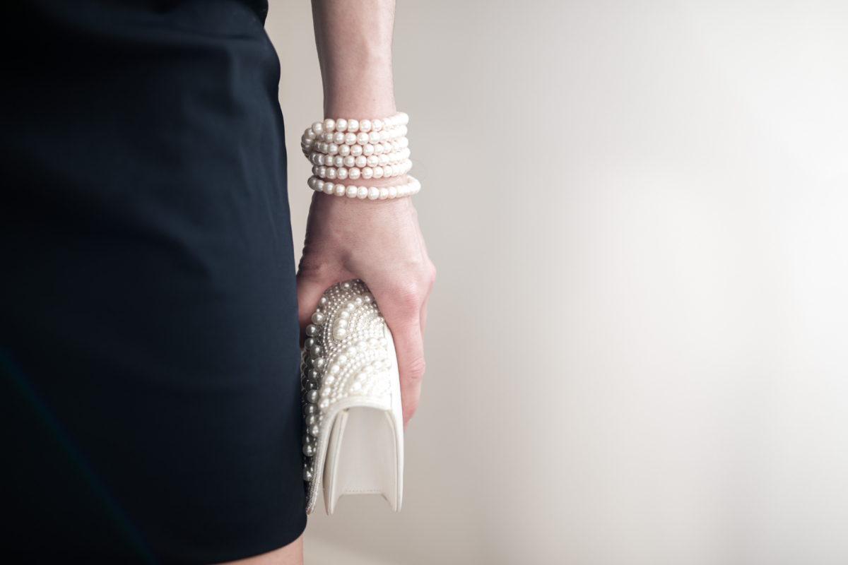 珍珠要戴左手还是右手，没有绝对规定，最重要的是自己戴得自在、舒服！