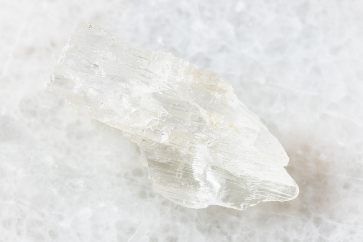 巨蟹座、双鱼座、处女座和天秤座是特别适合和透石膏共振的星座。