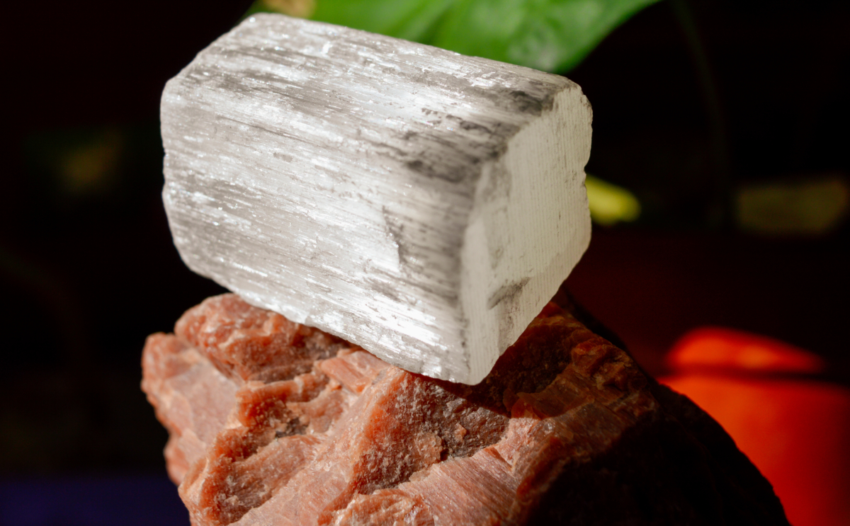 透石膏在风水上被视为净化气场、稳定能量的天然矿石。