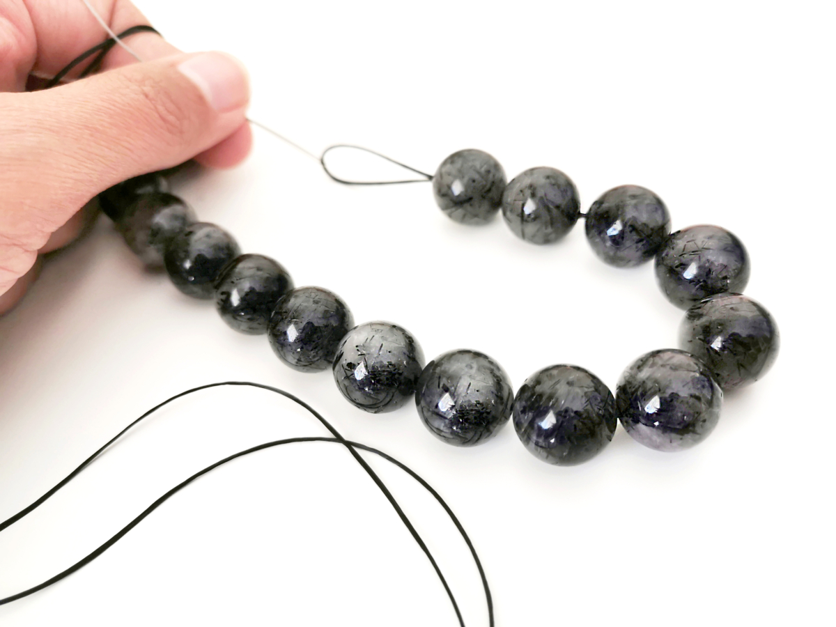 在五行理论中,黑发晶属「水」元素,象征智慧、流动、情绪和潜意识。