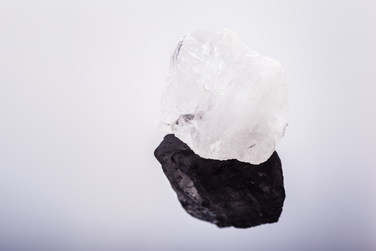 白水晶的能量纯净、稳定且全面,被誉为水晶界的「水晶之王」、「水晶能量百搭王」、「万用宝石」。