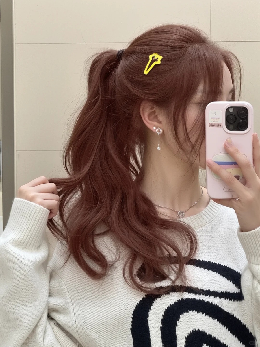 2025 夏季发色推荐:2. 荔枝粉棕