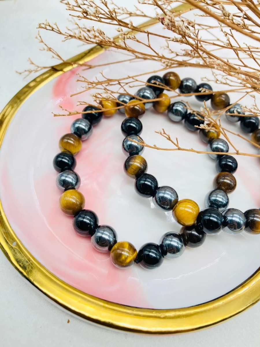 在古罗马时代,战士们据说会随身携带虎眼石护身,希望借此获得如虎般的勇猛去面对战场的挑战。