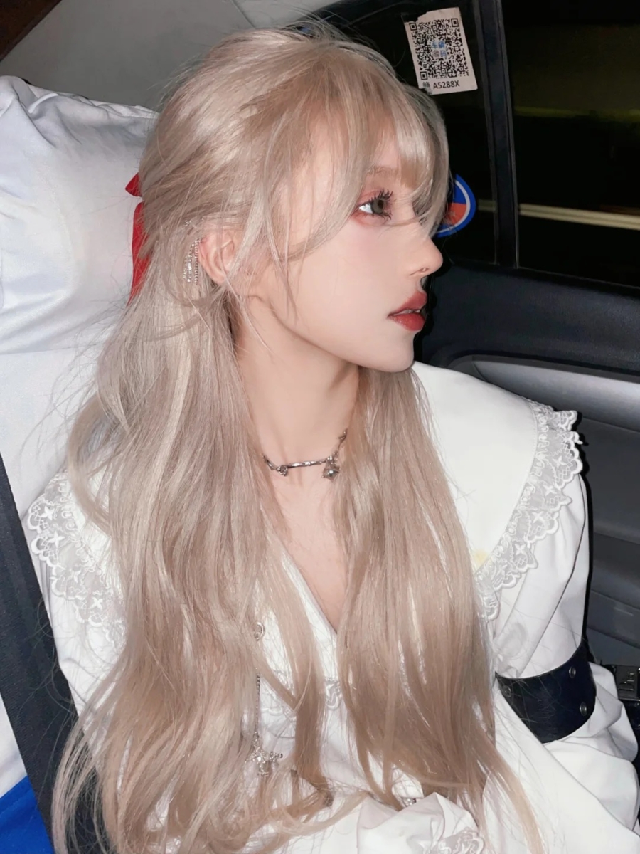 2025 夏季发色推荐:10. 奶茶白金