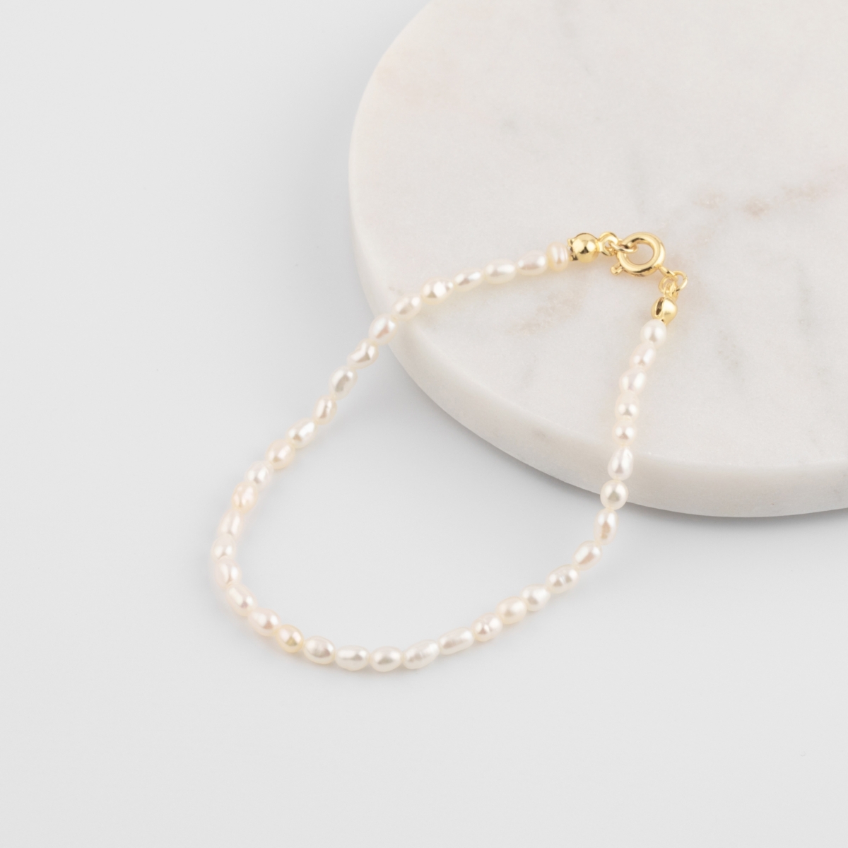 香水、化妆品、发胶、洗手液等化学成分都会腐蚀珍珠表层，建议采用「先化妆、后戴珍珠；卸妆前先取下」的顺序，减少伤害。