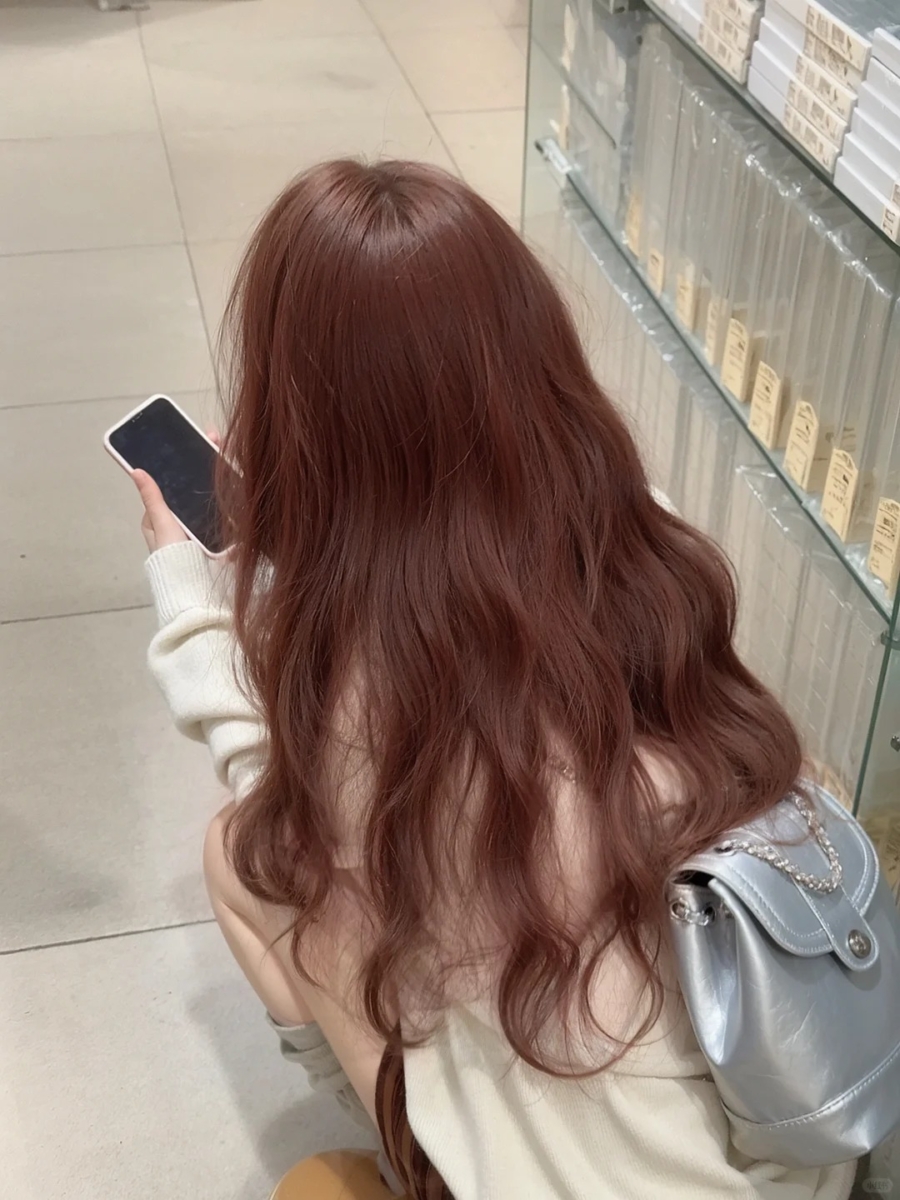 2025 夏季发色推荐:2. 荔枝粉棕
