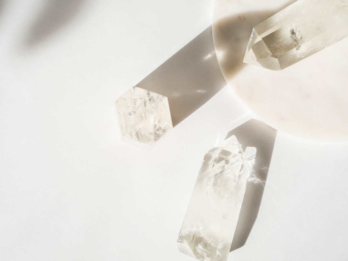 白水晶戴久了白水晶变黄或变雾属于正常现象,表示吸收了大量负能量,只需消磁净化就会会恢复清澈。