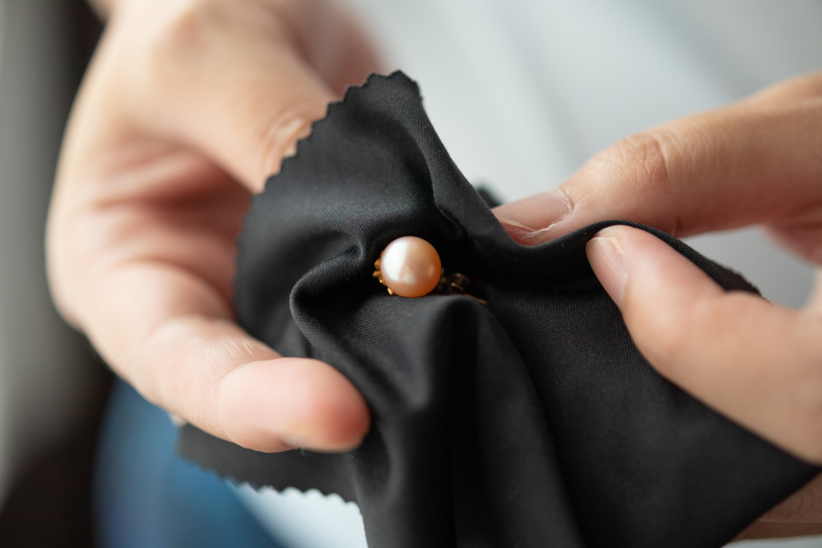 每次佩戴后，可用柔软干布（像眼镜布）轻轻擦拭表面，清除汗水、油脂和灰尘。