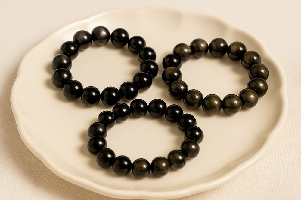 同为曜石家族的黑曜石、银曜石和金曜石，在外观和能量上各有特色。