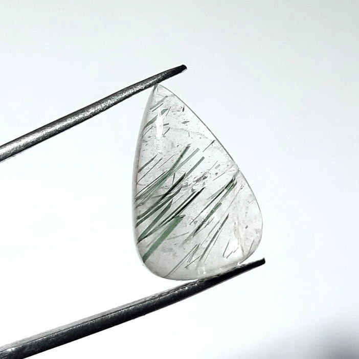 黑发晶非常适合日常佩戴,能稳定气场、提升好运和自信。