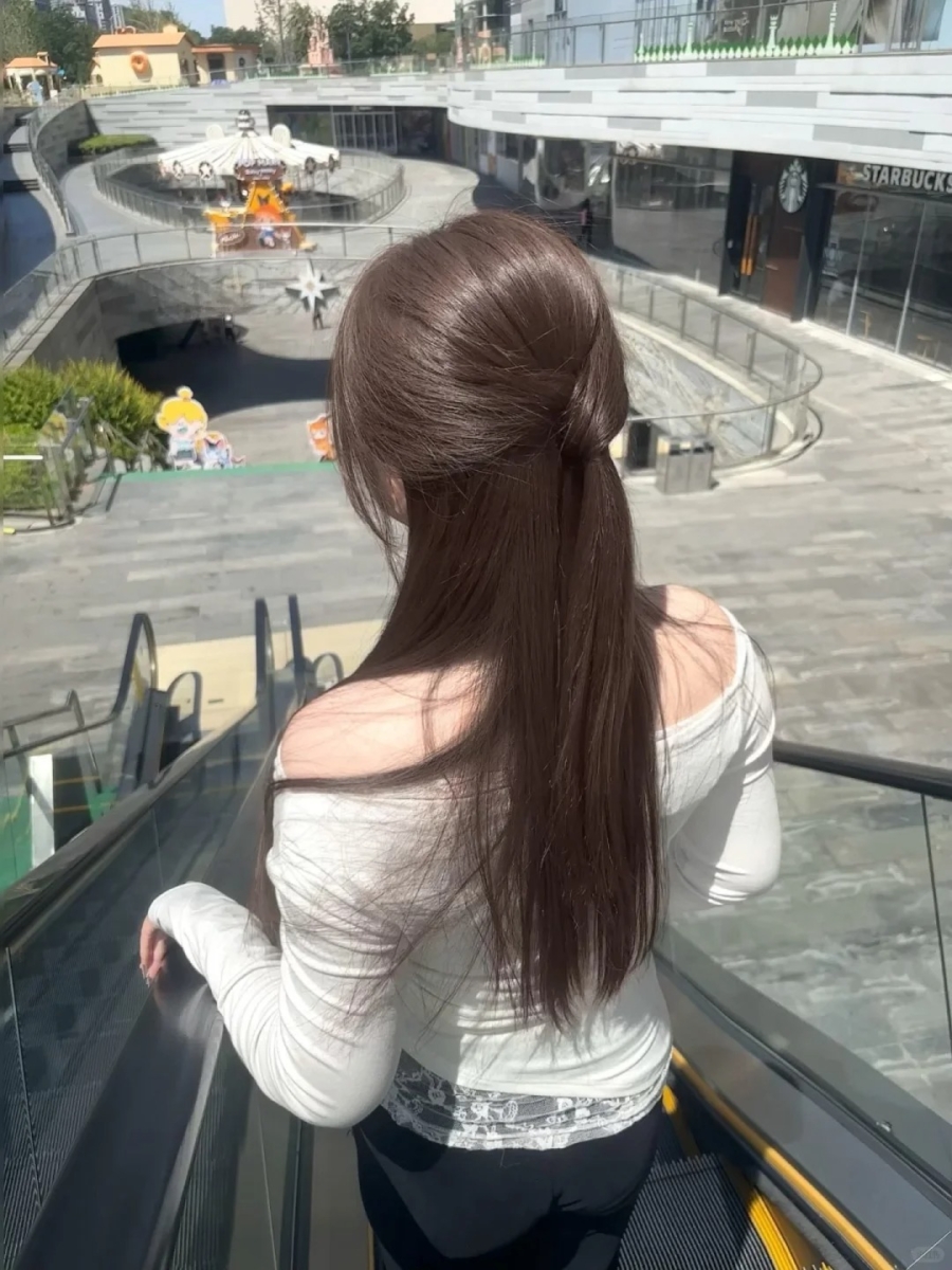 2025 夏季发色推荐:1. 榛果灰棕