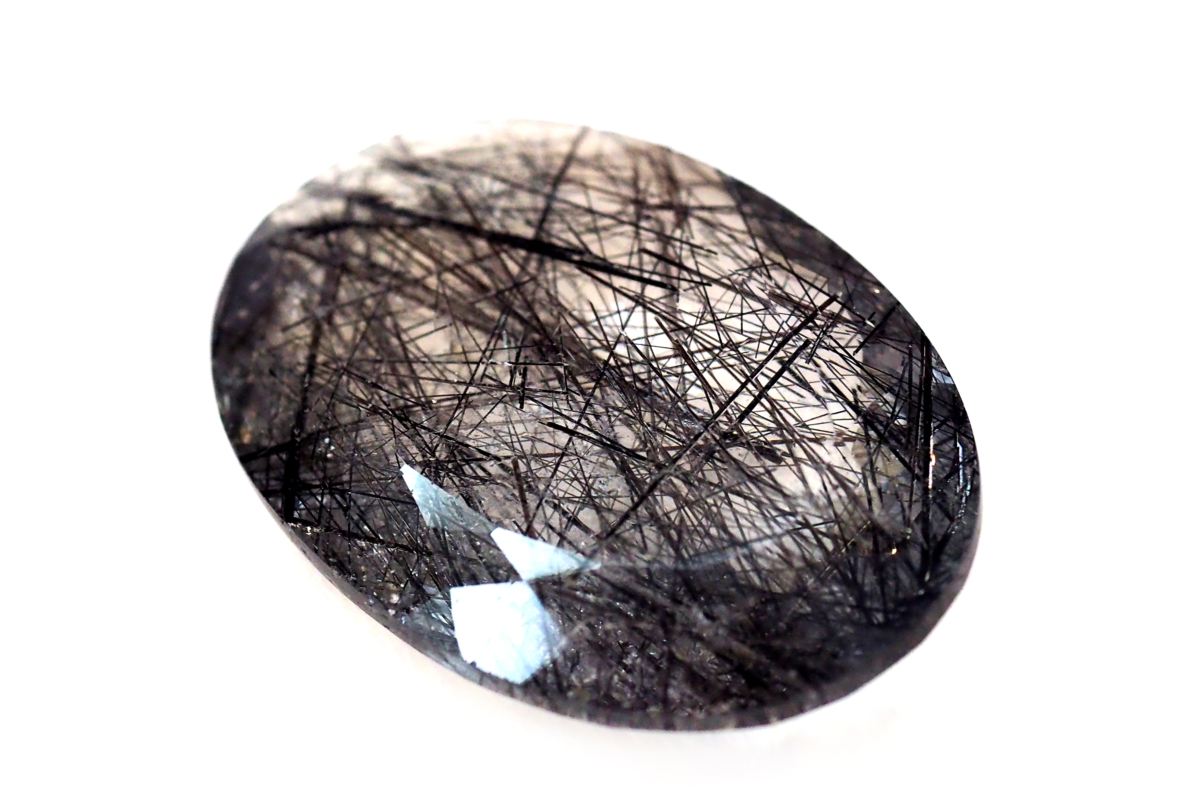 黑发晶(Black Rutilated Quartz),是一种晶体透明、内含黑色针状或丝状矿物的天然石英水晶。