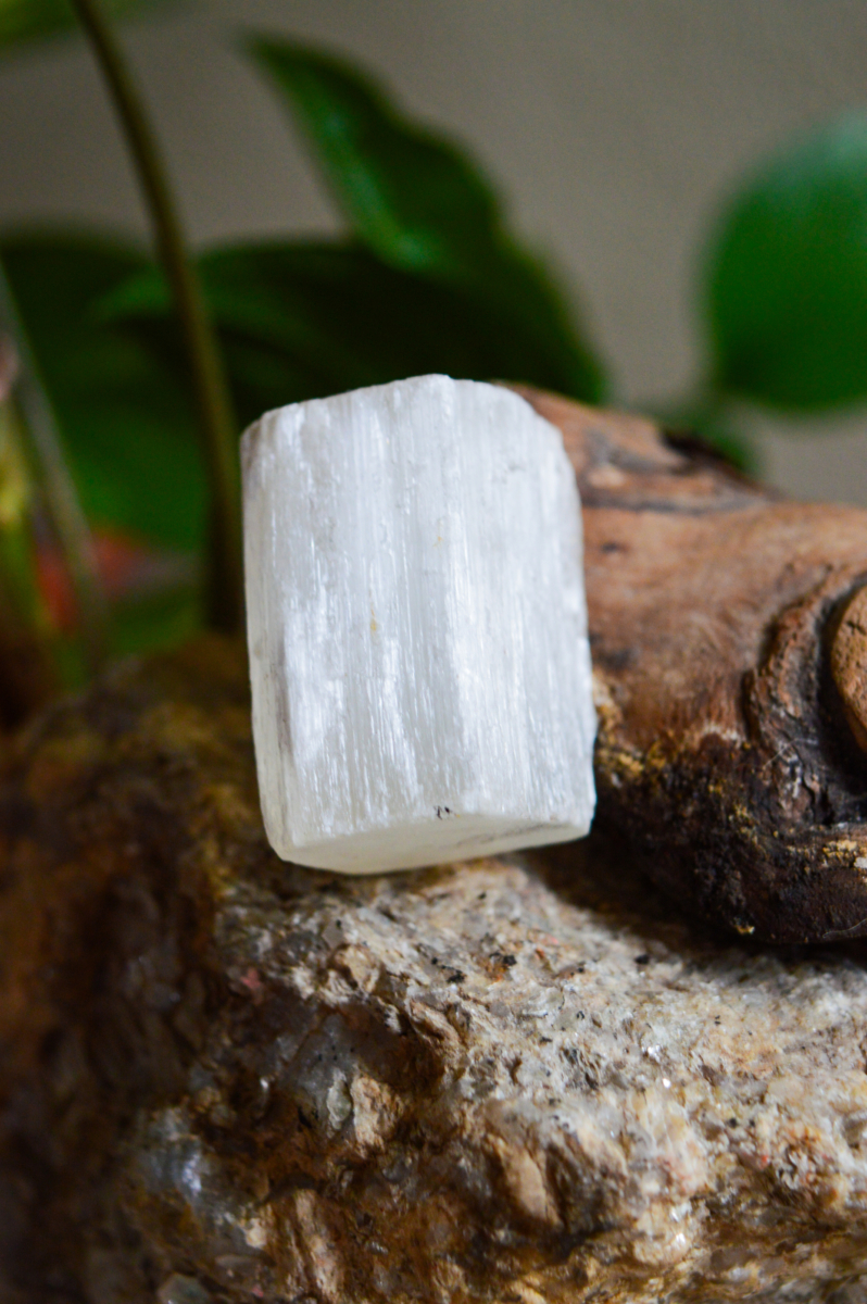 透石膏（Selenite）是一种天然矿物，表面拥有如丝绸般的柔和光泽，常见颜色有白色、乳白、浅灰，有时也会带点淡黄、绿色或蓝色。