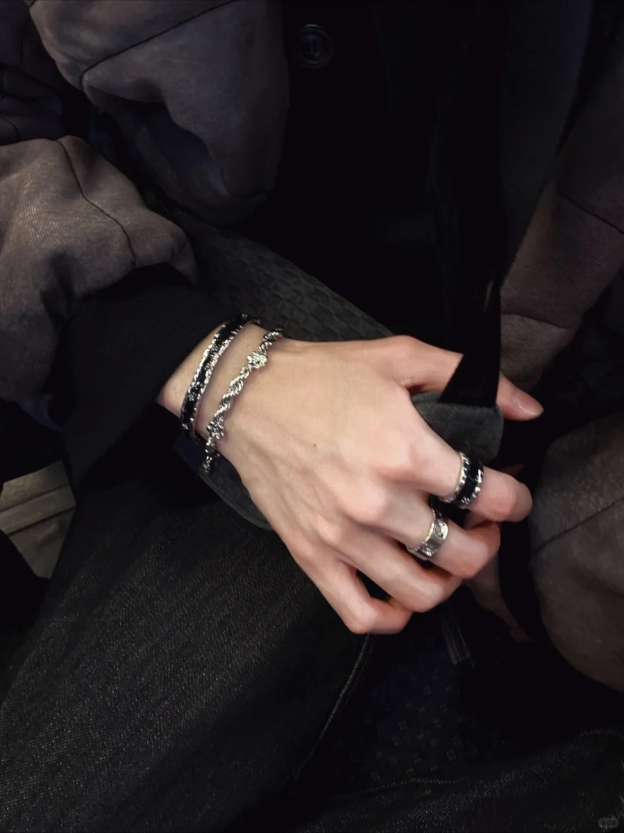 中性风穿搭 Tips #6：利用中性饰品加分