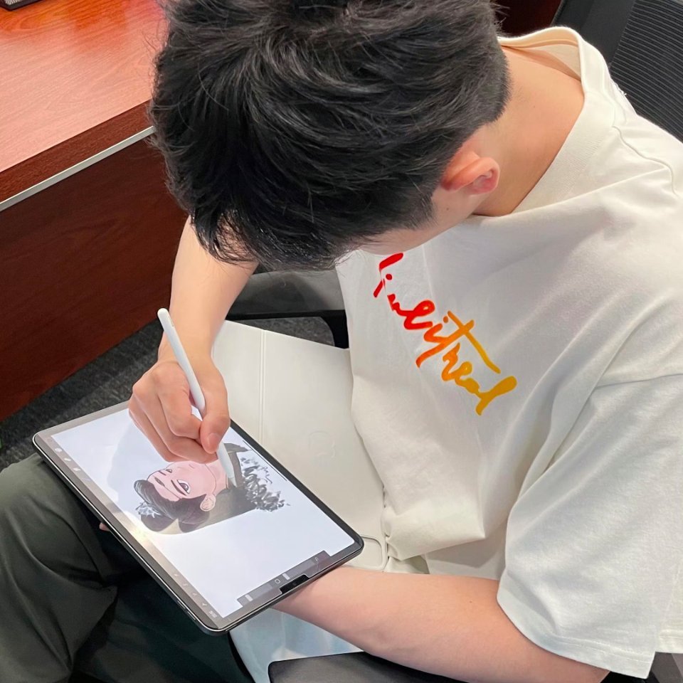 丞磊私底下还是个绘画高手