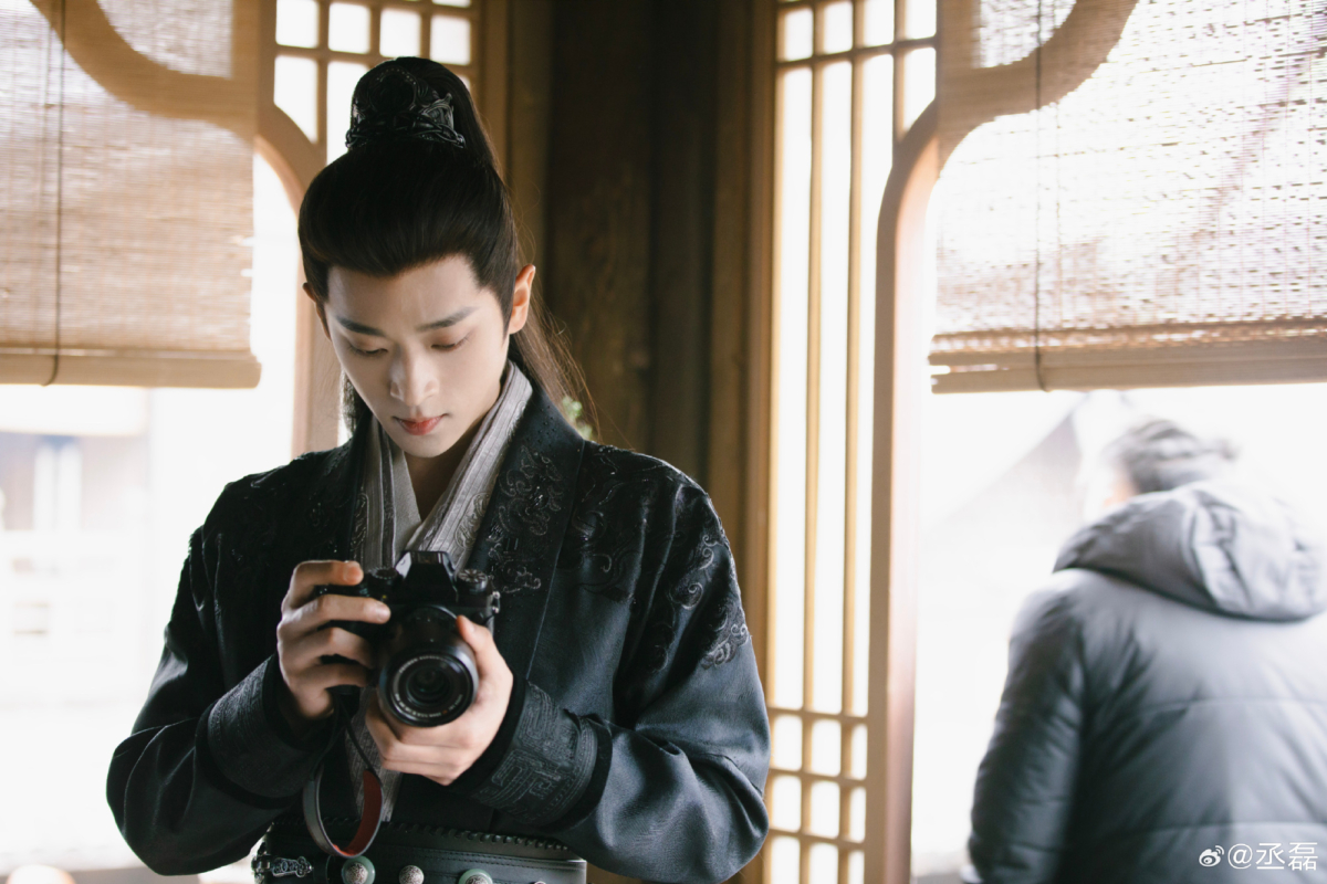 丞磊兴趣多元，热爱拍照