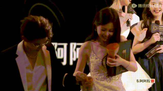 颁奖礼上丁禹兮冲上前牵虞书欣下台的动作