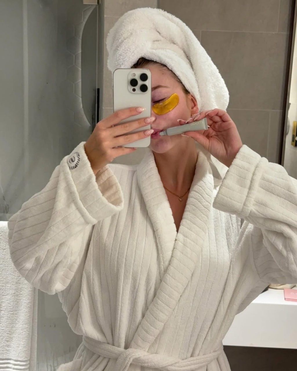 喷在头巾,裹住发丝