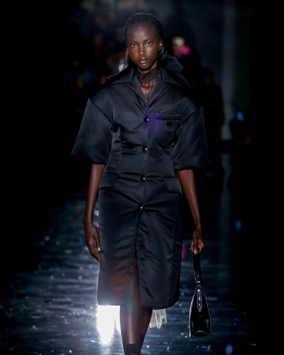 Anok Yai 在 2018 年 Prada 秋冬大秀上一鸣惊人