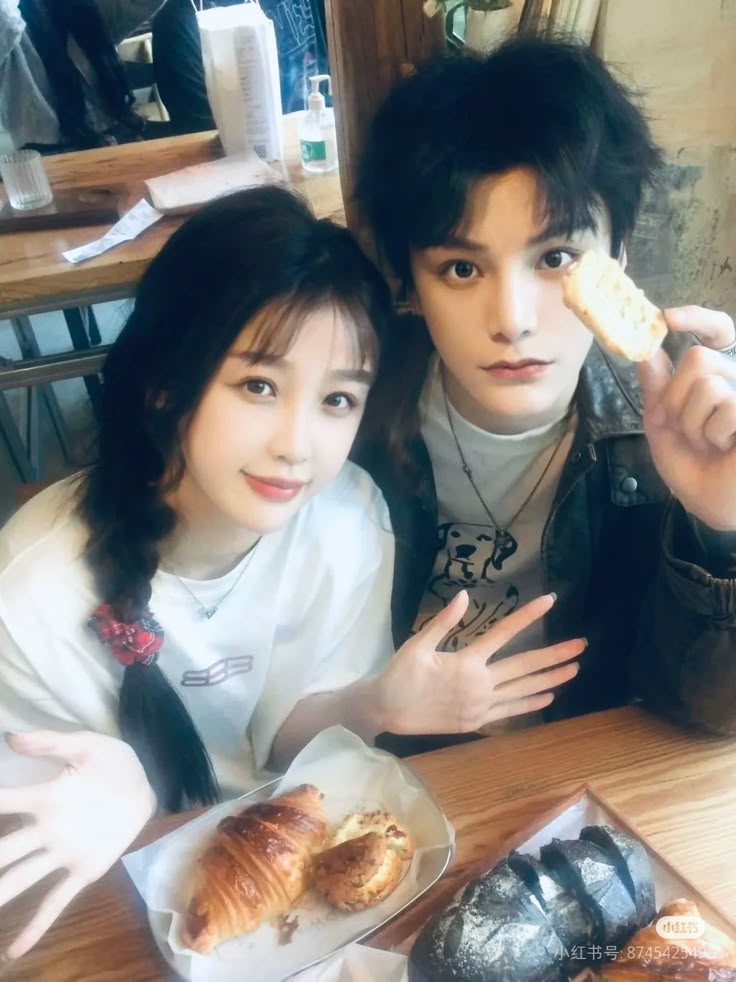 1. 分享欲爆棚：任何小事都想告诉对方