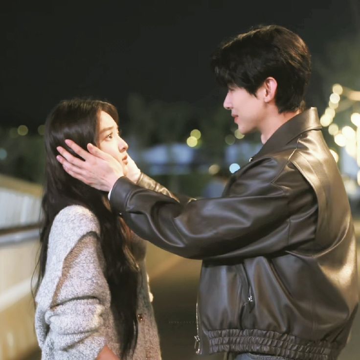 4. 对方身边的异性让你吃醋